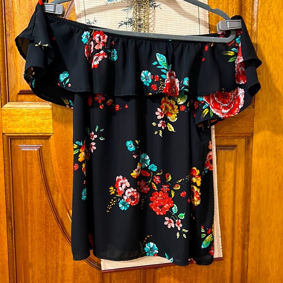 Xhilaration Tops - EUC XL Xhilaration On or Off Shoulder Floral Top